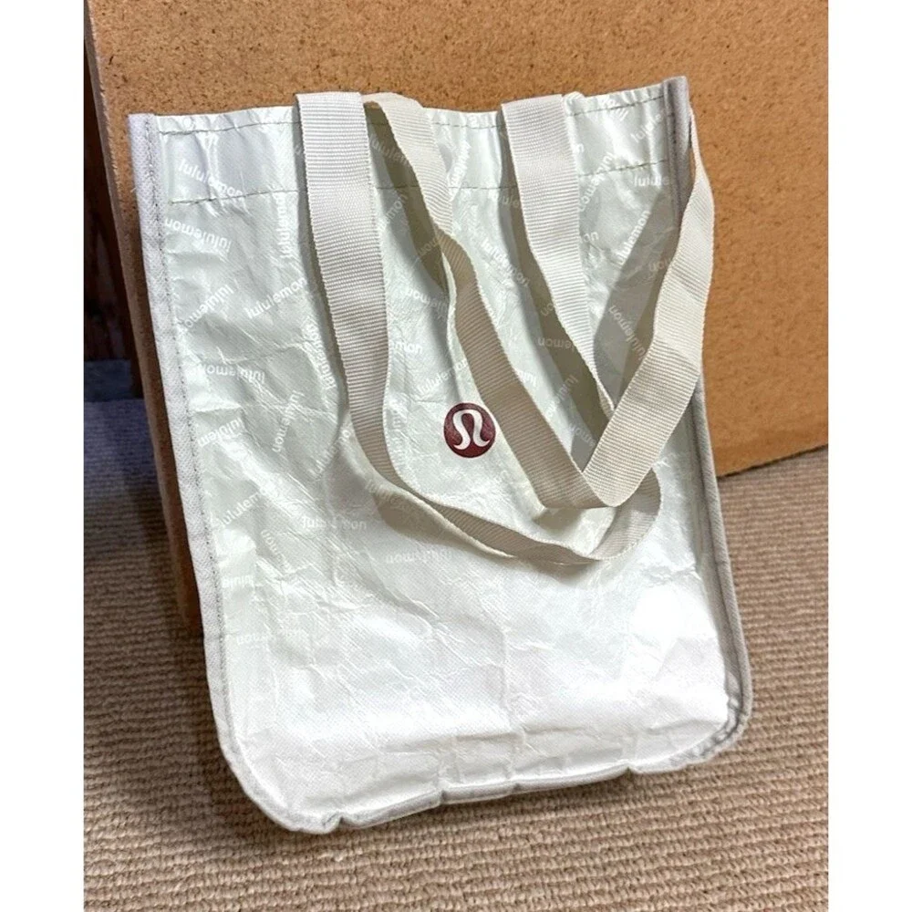 Lululemon small lunch Bag 100% Recycled Polypropylene 9